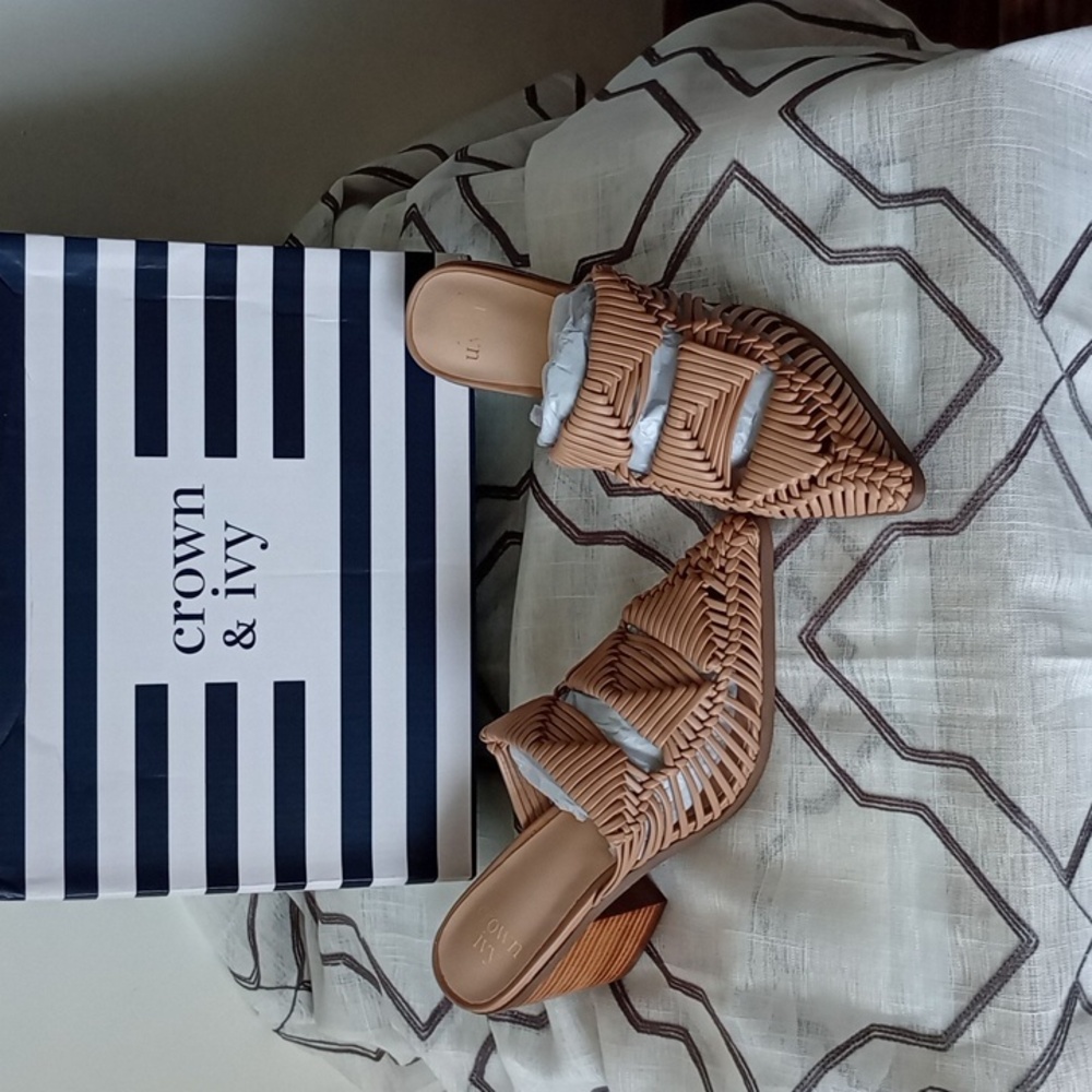 Women's crown and ivy tan color, size 7 1/2 sandals